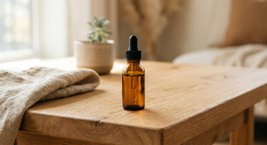 CBD Öl kaufen – braune Glasflasche mit Pipette auf Holztisch