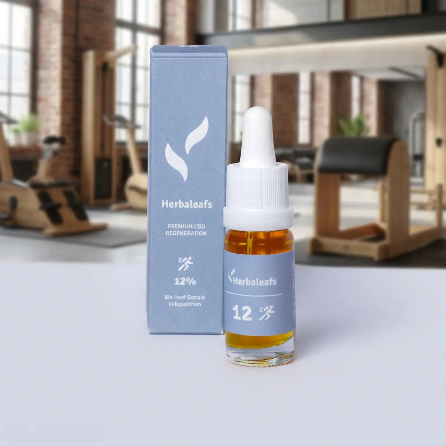 Eine Flasche CBD Öl für Sportler in einem Fitness Loft.