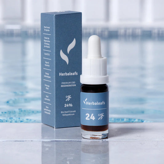 Eine Flasche CBD Öl für Sportler im Hintergrund ein Schwimmbecken.