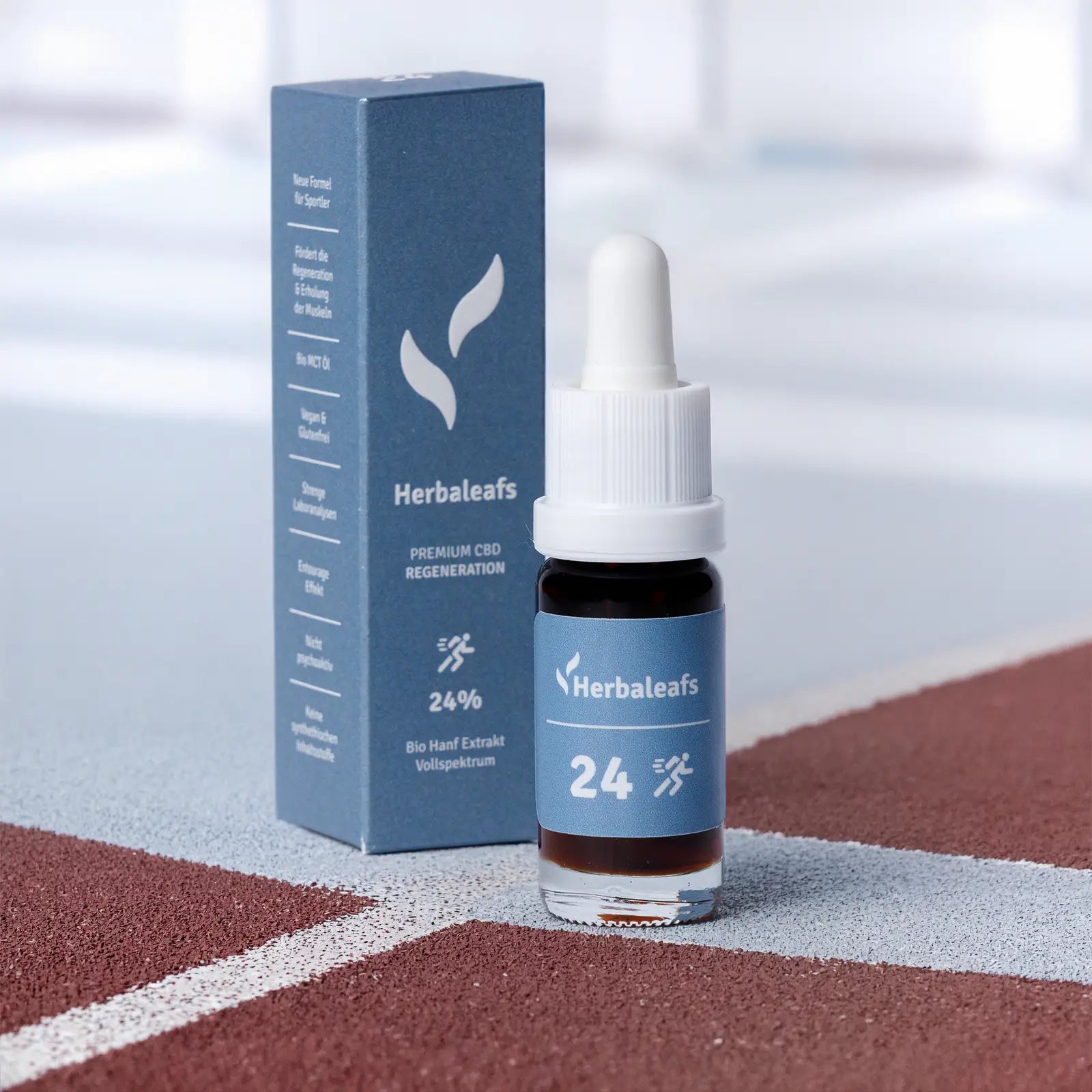 Eine Flasche CBD Öl auf einem Tennisplatz.