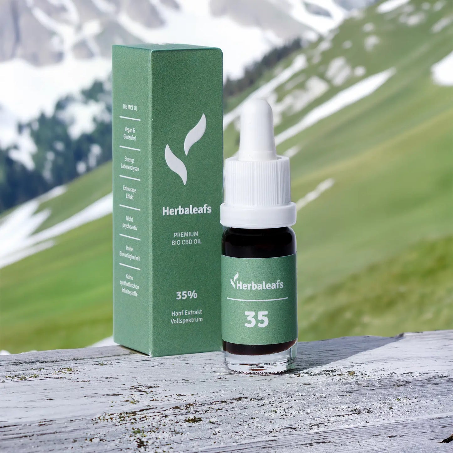 eine Flasche CBD-Öl 35 % auf einer Holzbank.