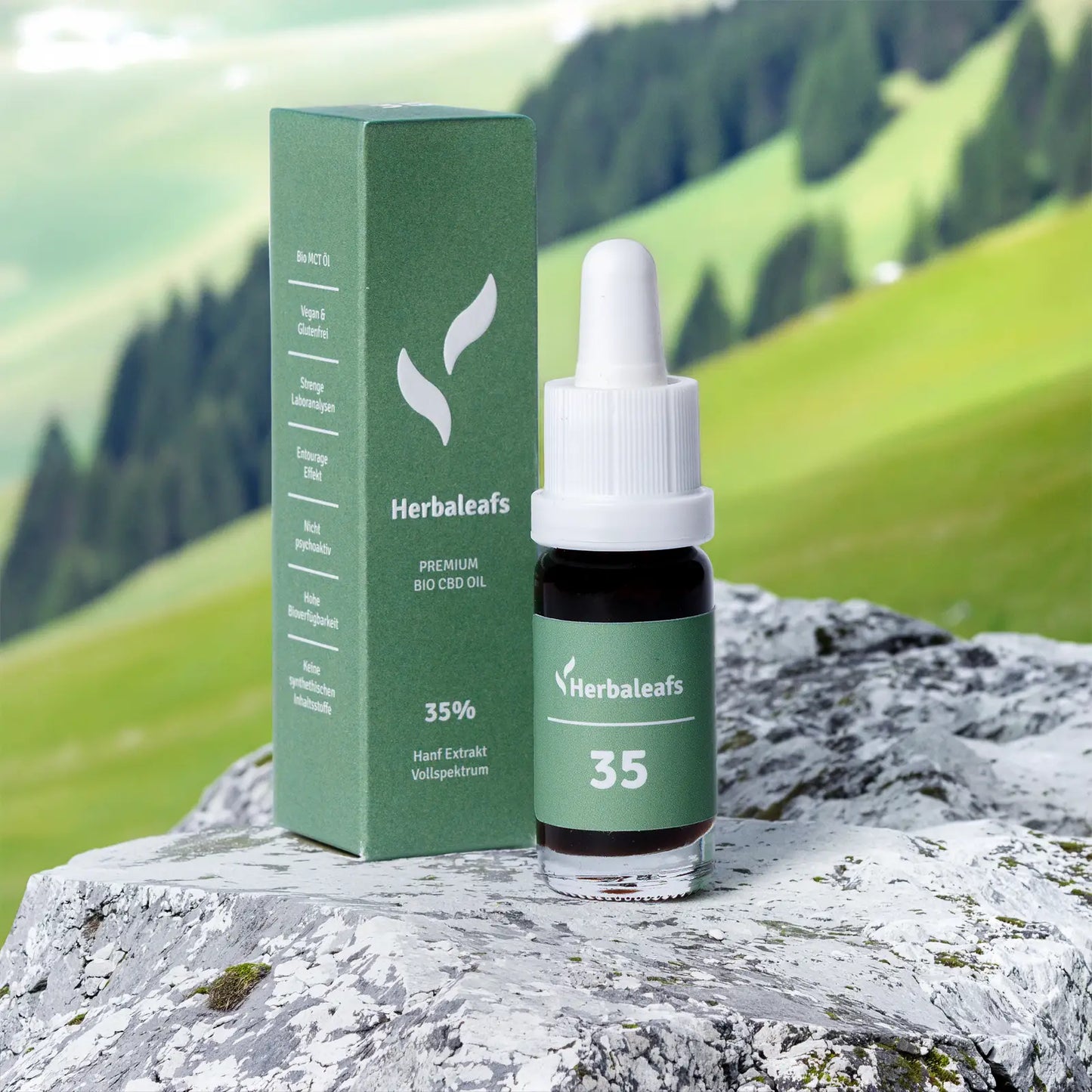 Eine Flasche CBD-Öl 35 % auf einem Stein an einem steilen Berghang.