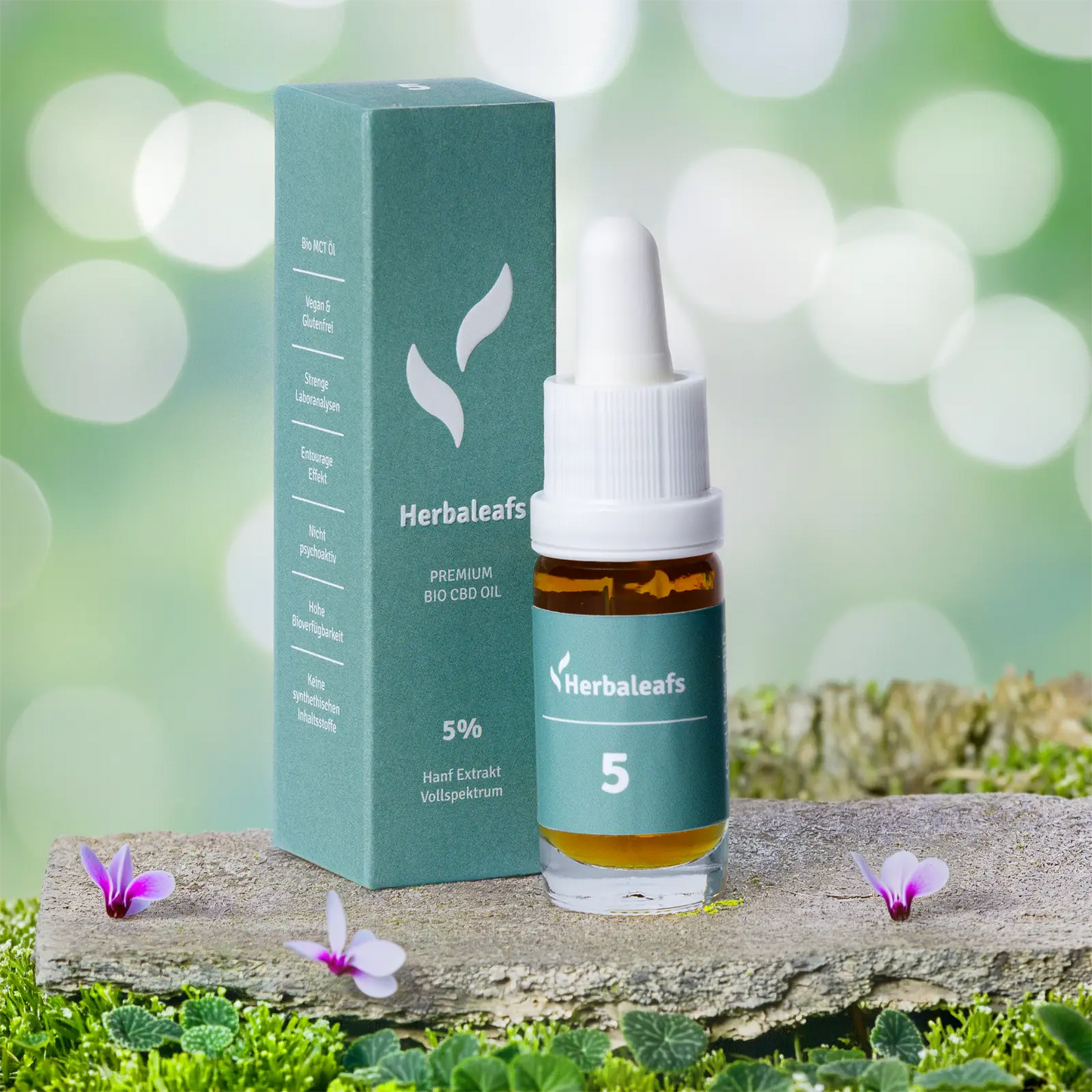 Eine Flasche CBD Öl 5 % steht auf einem Stein mitten in der Natur.