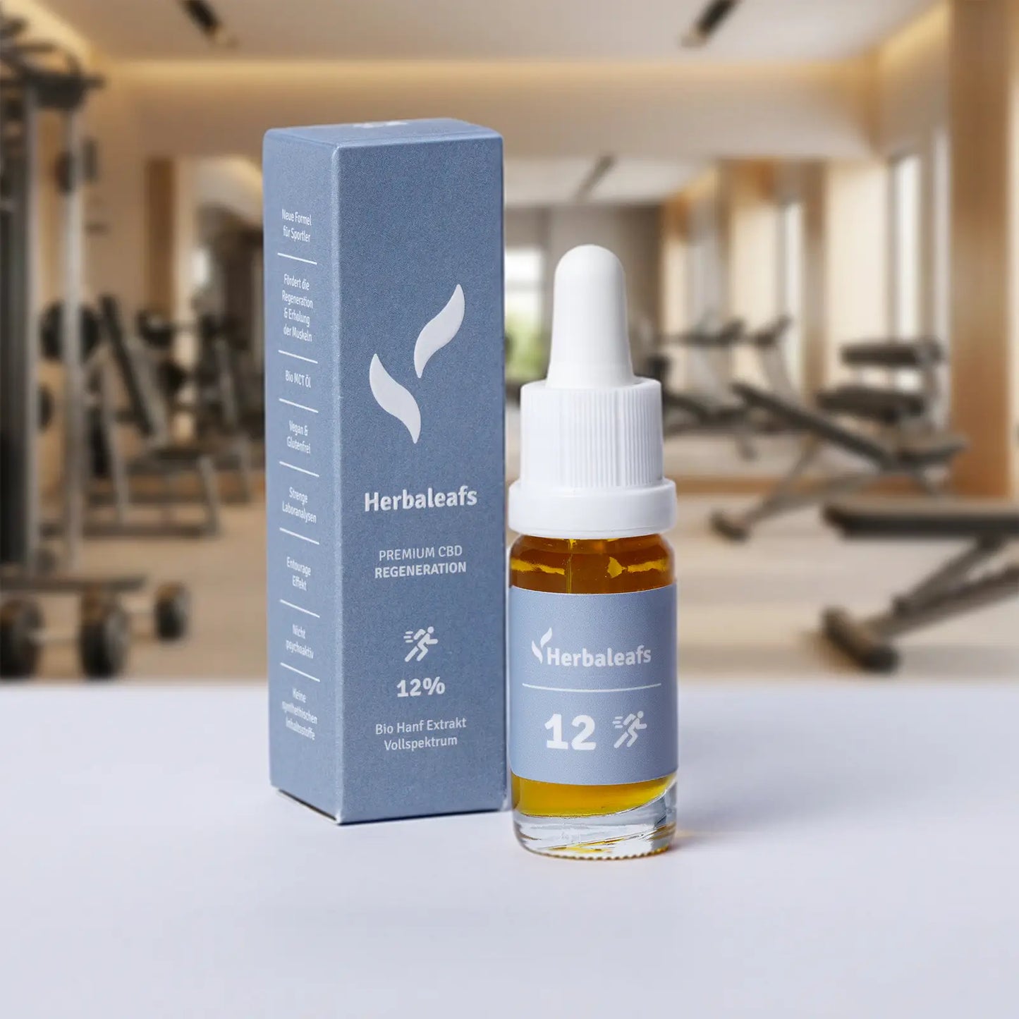 Eine Flasche CBD–Öl für leichtes Training, im Hintergrund ein Fitnessstudio.